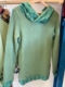 sweat-femme-maille-capuche-vert-eucalytus